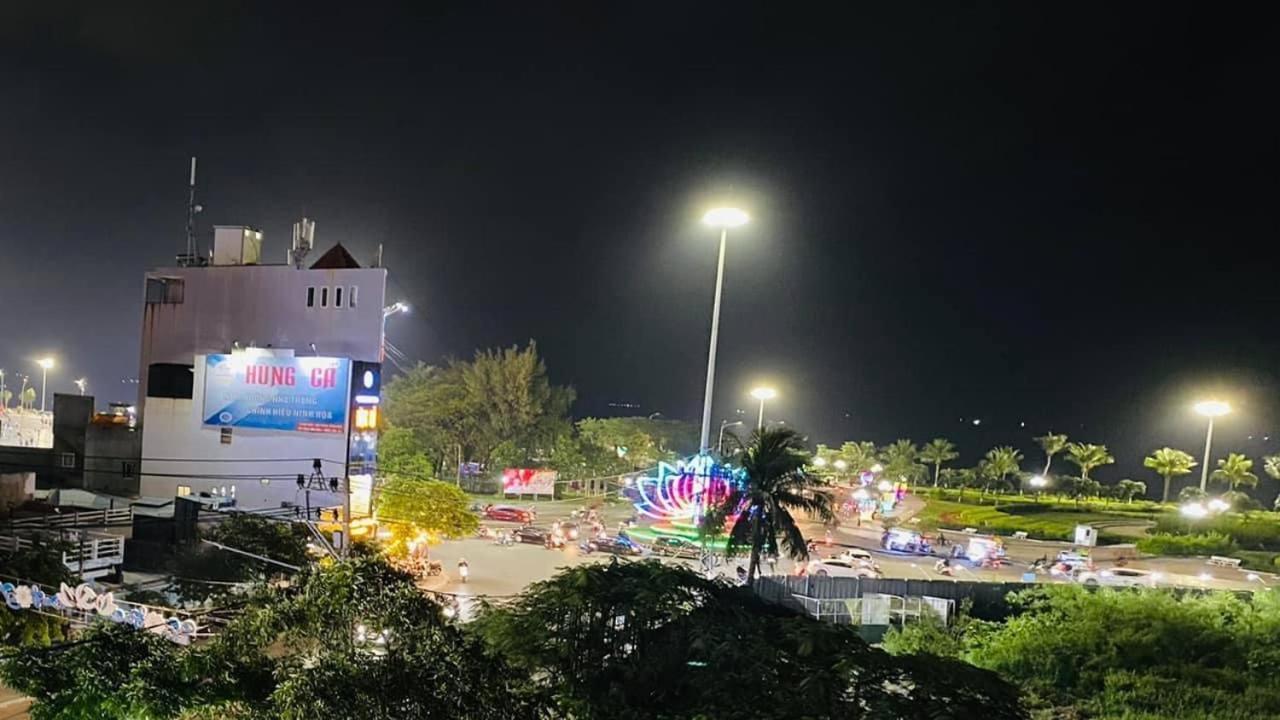 Отель Khach San Hoang Son Куинён Экстерьер фото